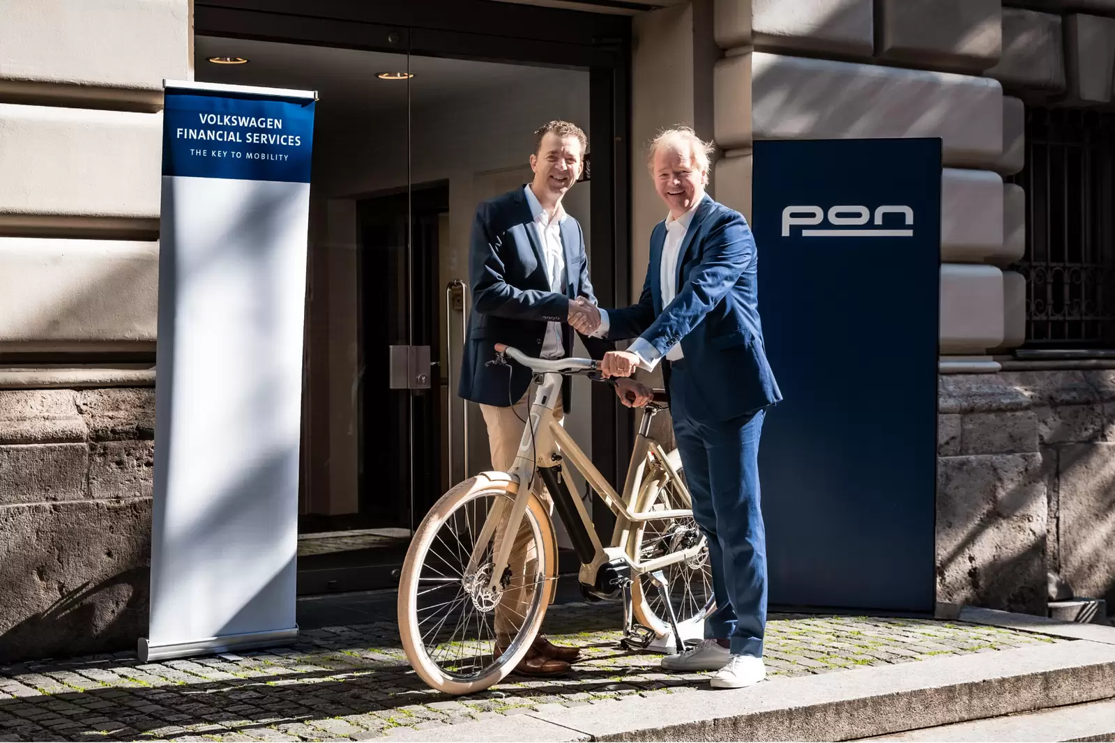 Dr. Christian Dahlheim (links), CEO der Volkswagen Financial Services AG, und Janus Smalbraak (rechts), CEO von Pon Holdings, auf der IAA Mobility in München.